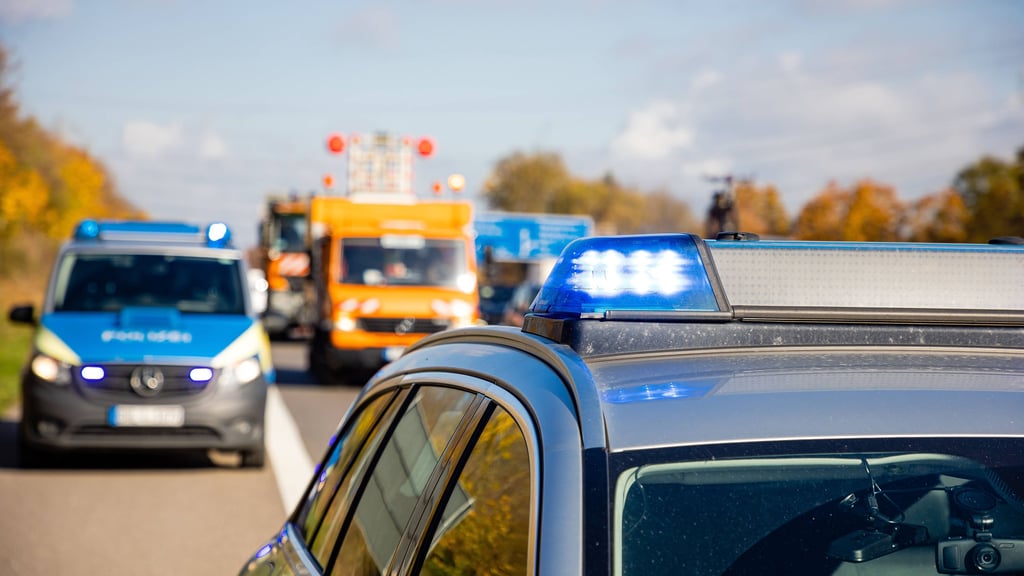 Die Polizei sichert eine Unfallstelle auf der Autobahn. 