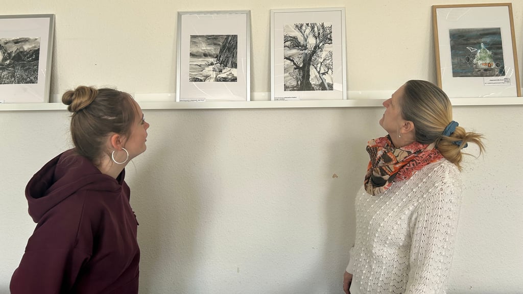 Schon bei der Eröffnung der Ausstellung in der Wanzleber Bibliothek sind die Bilder von Britta Zimmermann auf Interesse gestoßen.