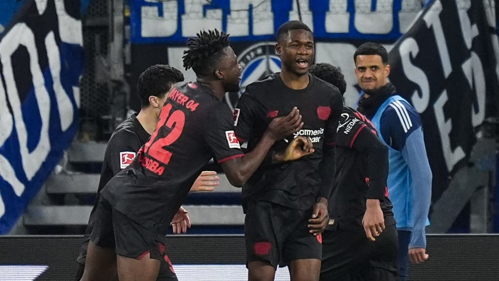 Leverkusens Torschütze Christian Kofane wird nach seinem Tor zum 1:0 gefeiert.