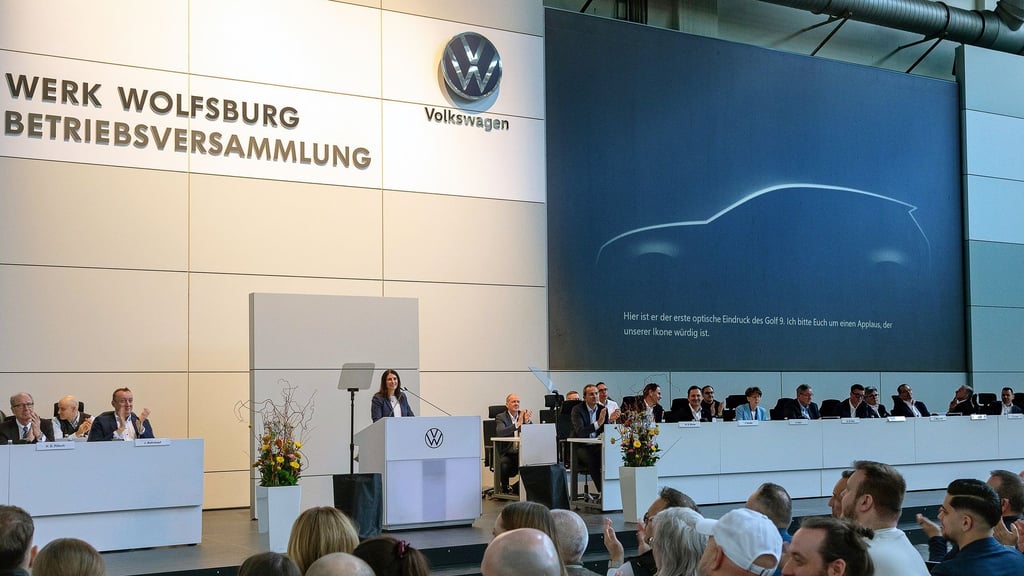 Bei der VW-Betriebsversammlung sind die Umrisse des kommenden Golf 9 erstmals auf der Leinwand zu sehen.