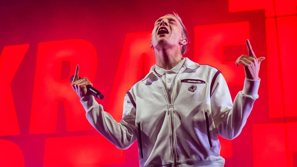 Die Band Kraftklub trat zum Tourauftakt in Schwerin auf.