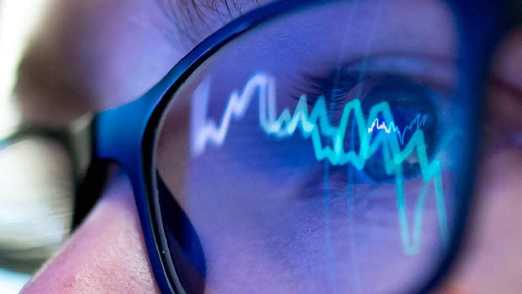 Die Börsenkurse fallen und verunsichern: Anleger sollten jetzt Ruhe bewahren, langfristig denken und auf Diversifikation setzen.