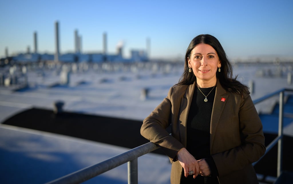 VW-Betriebsratschefin vor der Skyline des Wolfsburger VW-Werks. Von hier sollen künftig wieder mehr zentrale Ansagen kommen, fordert sie.