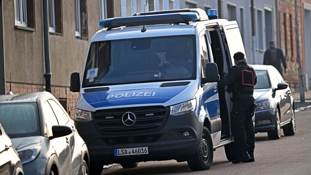 Die Polizei war mit 500 Beamten an zahlreichen Orten in Sachsen-Anhalt im Einsatz -. hier in Aschersleben.