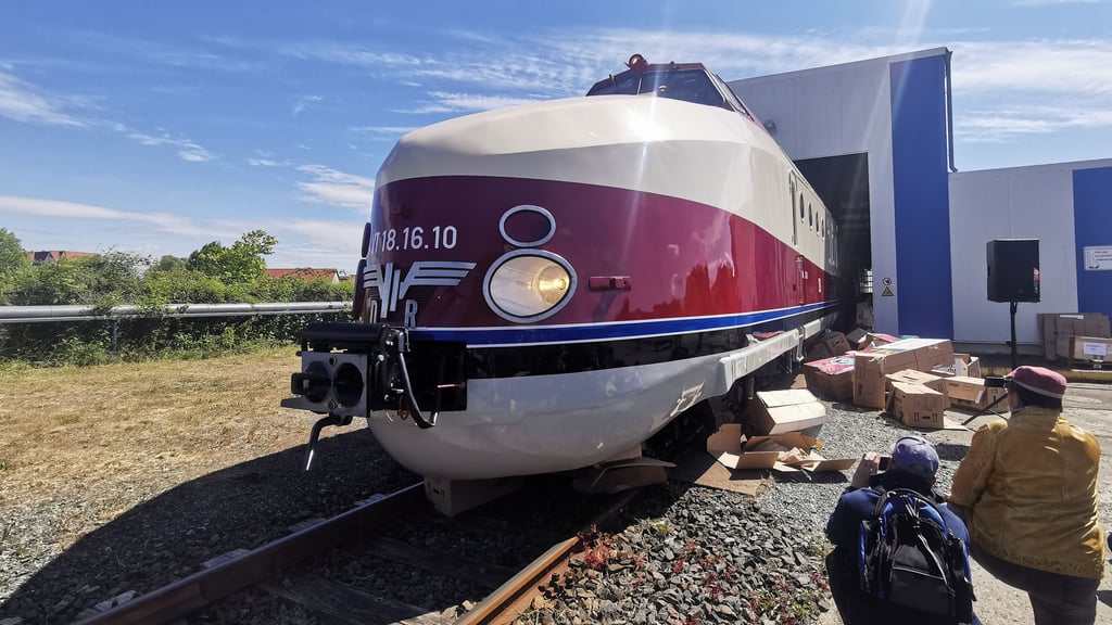 Am 17. Mai 2025 hat der SVT es aus eigener Kraft ins Freie geschafft, doch bis zur Fahrt im öffentlichen Netz dauert es noch eine Weile. Dann ist die Band Keimzeit mit dabei.