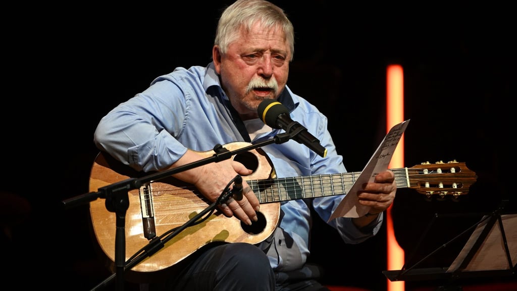 Zu seinem 90. Geburtstag plant der Liedermacher Wolf Biermann drei Festkonzerte in Köln, Hamburg und Leipzig. (Archivbild)