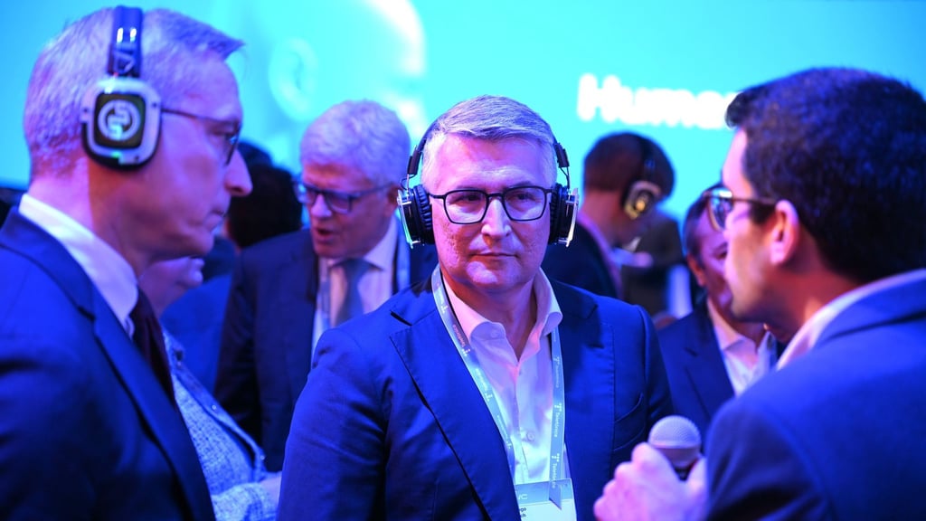 O2-Chef Santiago Argelich Hesse (Mitte) bei einer Vorführung beim MWC an der Seite von Bundesdigitalminister Karsten Wildberger (links).