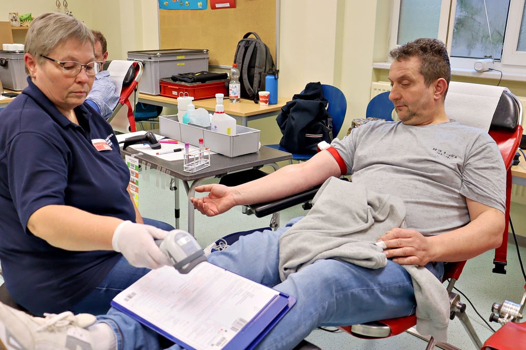 DRK-Blutspende in der Sekundarschule in Klötze. Der Blutspendedienst kümmert sich um  Tobias Kramer. 