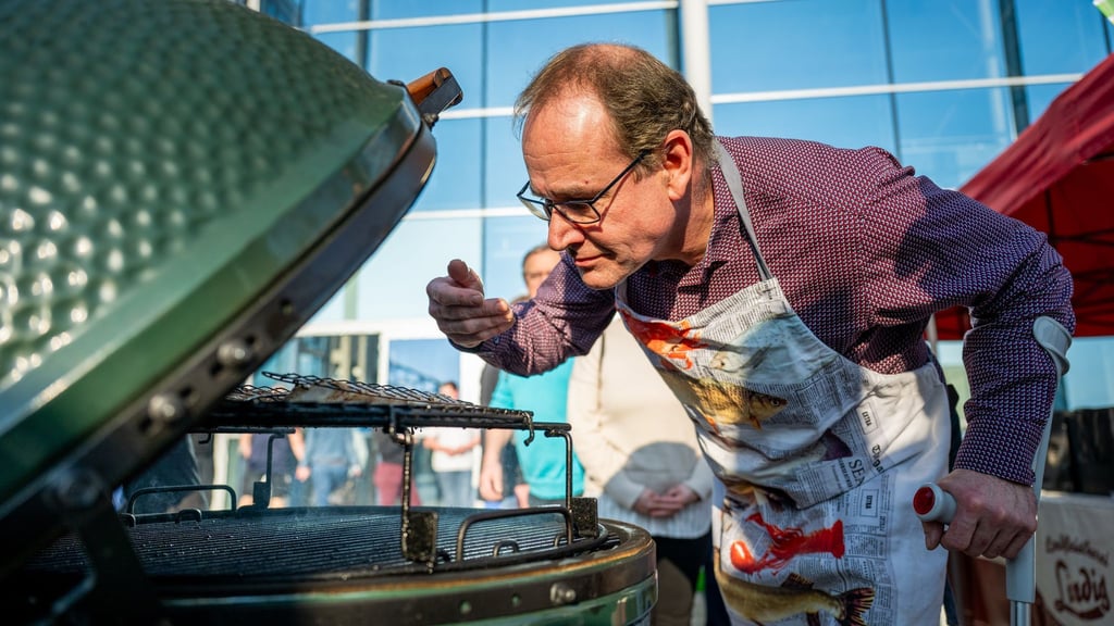 Der Thüringer Umweltminister Tilo Kummer (BSW) am Grill.