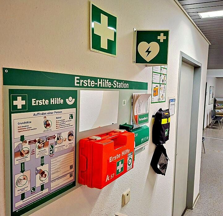 Für drei Standorte: Hilfe im Ernstfall - Köthener Stadtverwaltung hat drei Defibrillatoren angeschafft