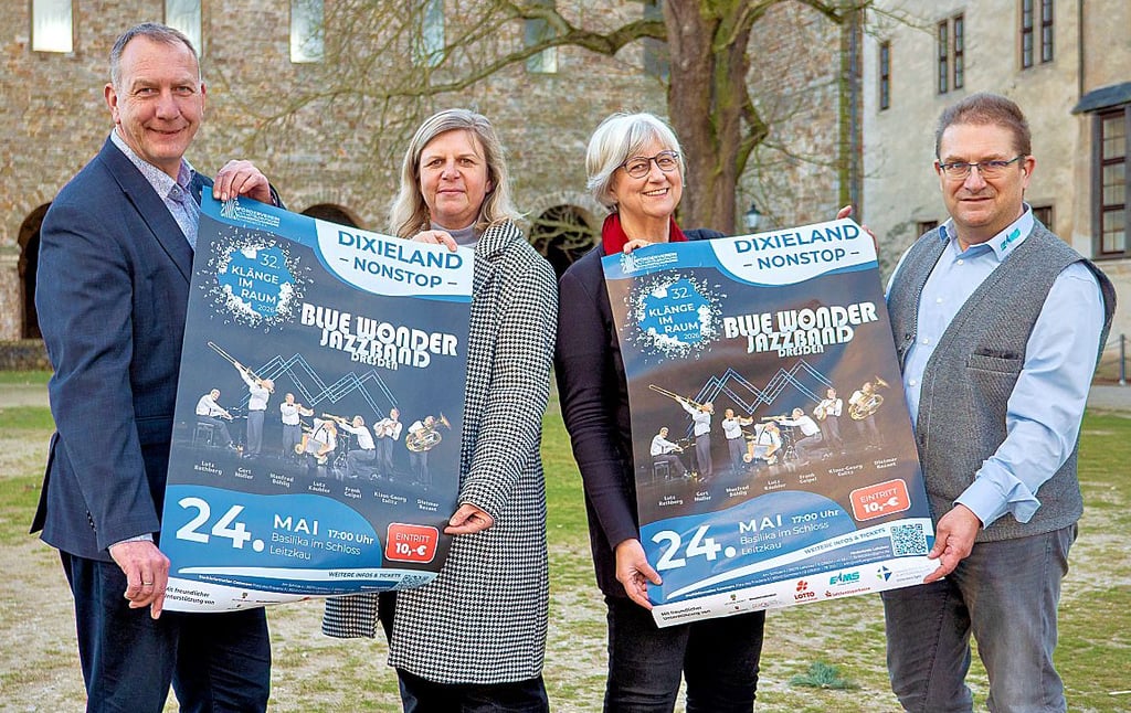 Gommerns Bürgermeister Jens Hünerbein (v.l.), Viola Handke vom Förderkreis Leitzkau, Anita Bader, Geschäftsführerin der Mitteldeutschen Kammerphilharmonie, und Frank Sieweck von der EMS freuen sich, zwei Konzerte der Kammerphilharmonie in Leitzkau ankündigen zu können.