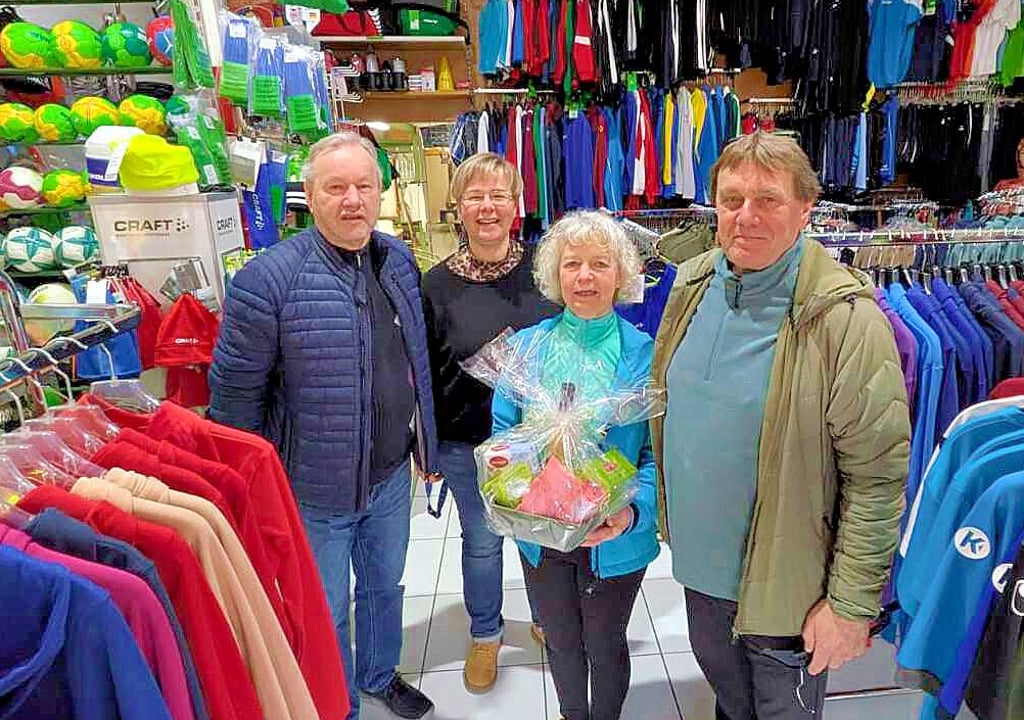 Bootsbauer Harald Zeiler (v.l.) und Tochter Sandra gratulieren zum gelungen Umzug von Andrea und Lutz Wilke von City-Sport-Wilke.