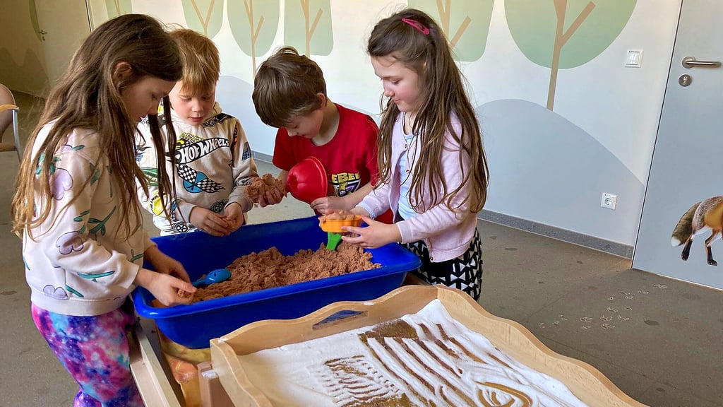 Etliche Spiel- und Spaßangebote, wie zum Beispiel dieser Sandspieltisch, stehen direkt im hellen und großen Flur des Ersatzquartiers.