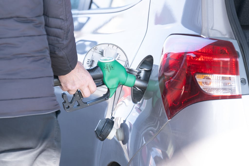 Die Bundesregierung will prüfen, ob die hohen Preise an der Tankstelle gerechtfertigt sind.