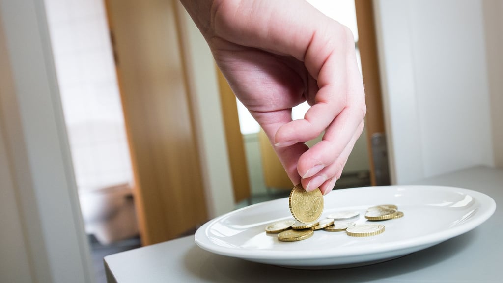 Gastronomen dürfen Nicht-Gästen die Toilettennutzung gegen eine Gebühr erlauben, Gäste hingegen nutzen sie kostenfrei.