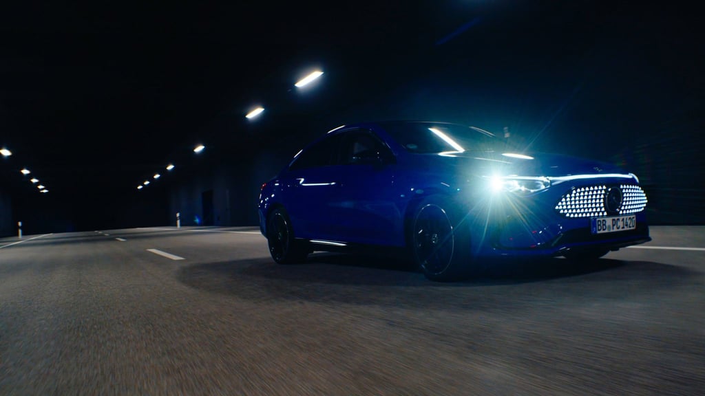 Es leuchtet nicht nur nach vorne, sondern auch auch schmuck am Auto. Das Digital Light der zweiten Generation mit dynamischem Ultra-Range Fernlicht und Mikro-LED im neuen CLA von Mercedes.