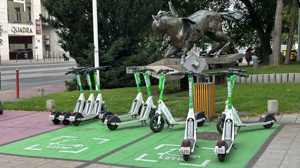 Festgelegte Abstellplätze für E-Roller - wie hier in Budapest - soll es auch in Magdeburg geben.