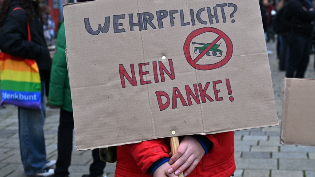 In mehreren Städten sind Demonstrationen von Schülerinnen und Schülern gegen einen neuen Wehrdienst geplant. (Archivbild)