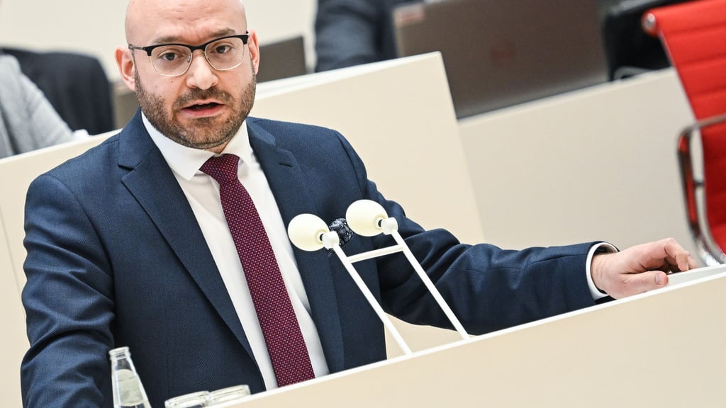 Dass die Zahl der angekommenen Wahlbriefe in Strausberg stark zurückging, findet auch Innenminister René Wilke (SPD) ungewöhnlich. (Archivbild)
