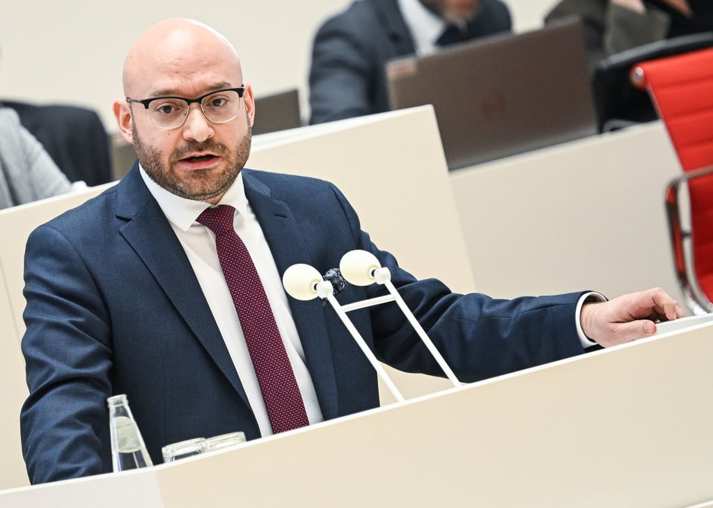 Dass die Zahl der angekommenen Wahlbriefe in Strausberg stark zurückging, findet auch Innenminister René Wilke (SPD) ungewöhnlich. (Archivbild)