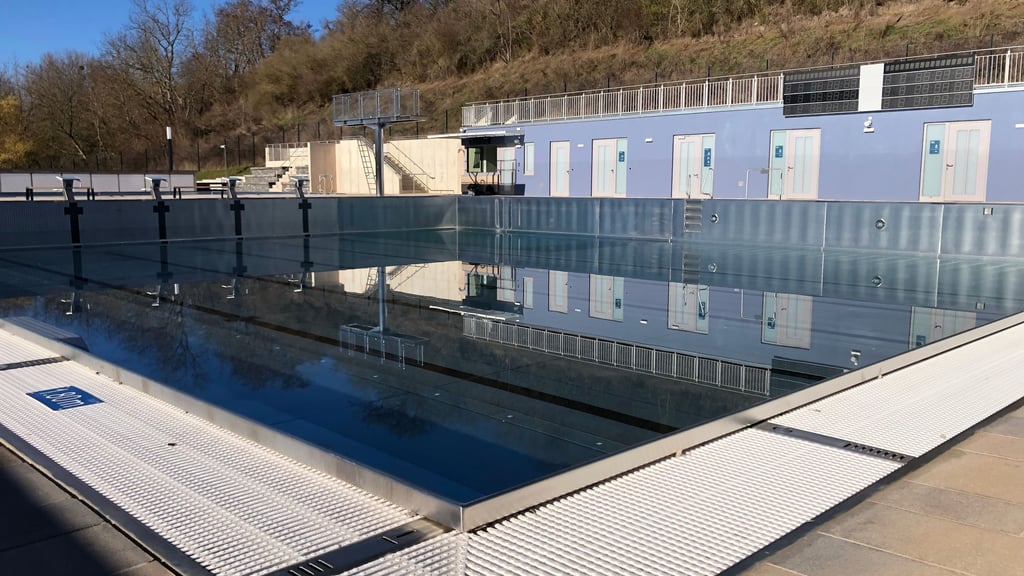 Vorbereitungen für den Saisonstart im Klietz-Sportbad in Quedlinburg: Die Becken sind gereinigt und werden aktuell gerade mit frischem Wasser gefüllt.