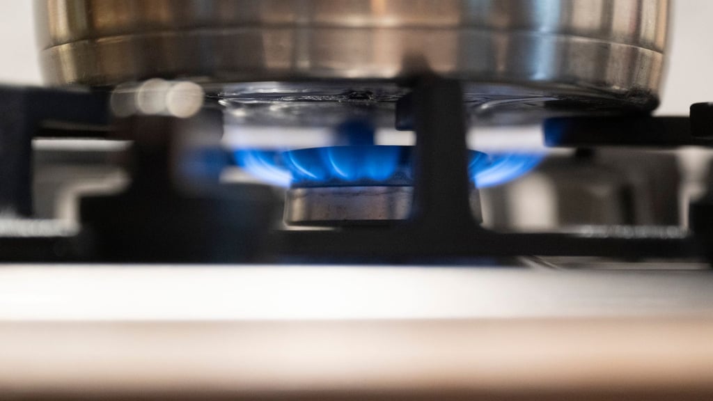 Nach dem Preissprung an den Energiemärkten bleibt unklar, ob Haushalte bald mehr für Strom und Gas zahlen müssen. (Symbolbild)