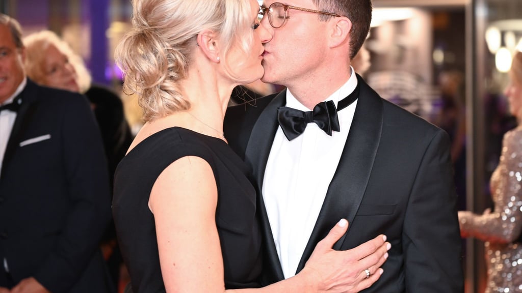 Manuel Hagel wird von seiner Ehefrau Franziska in Schutz genommen. Hier ein Kuss auf dem Landespresseball. (Archivbild)