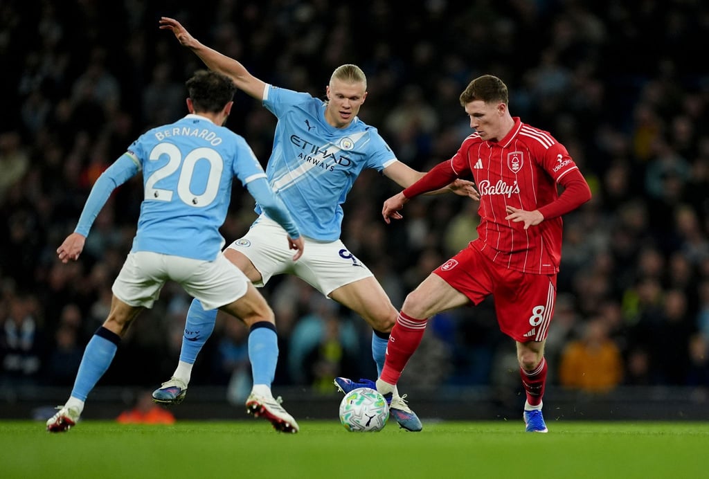 Nottinghams Torschütze Elliot Anderson (r) im Zweikampf mit Erling Haaland (M) und Bernardo Silva.