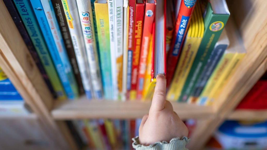 Ein Lesementor hilft einem Kind bei der 1:1-Förderung. (Symbolbild)