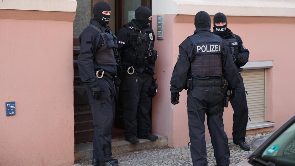 Eine Razzia im Rotlicht-Milieu läuft am Mittwochmorgen in Halle.