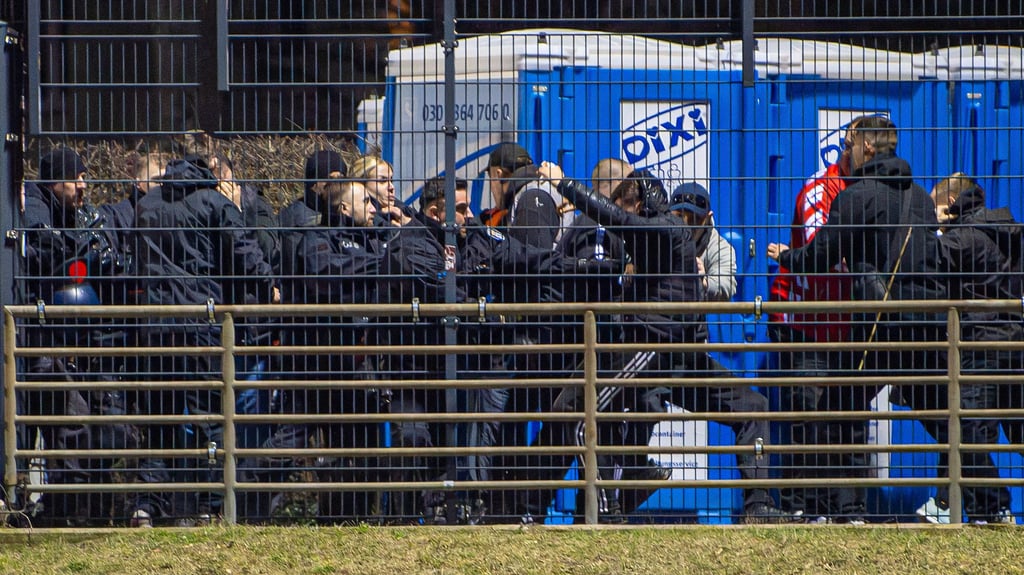 Beim Spiel des Halleschen FC bei Hertha Zehlendorf kam es zu Auseinandersetzungen zwischen Fans des Halleschen FC und der Polizei.