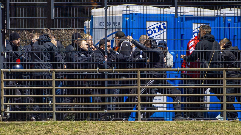 Beim Spiel des Halleschen FC bei Hertha Zehlendorf kam es zu Auseinandersetzungen zwischen Fans des Halleschen FC und der Polizei.