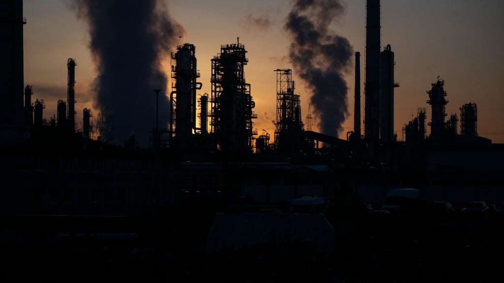 Raffinerie in Deutschland: Preise für Rohöl auf dem Weltmarkt kräftig gestiegen.