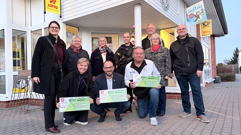 Vor dem Post-Kaffee von Miriam Hoppe übergab der Verein Pro Biederitz die Schecks an Sportvereine und stellvertretend an den Bürgermeister.