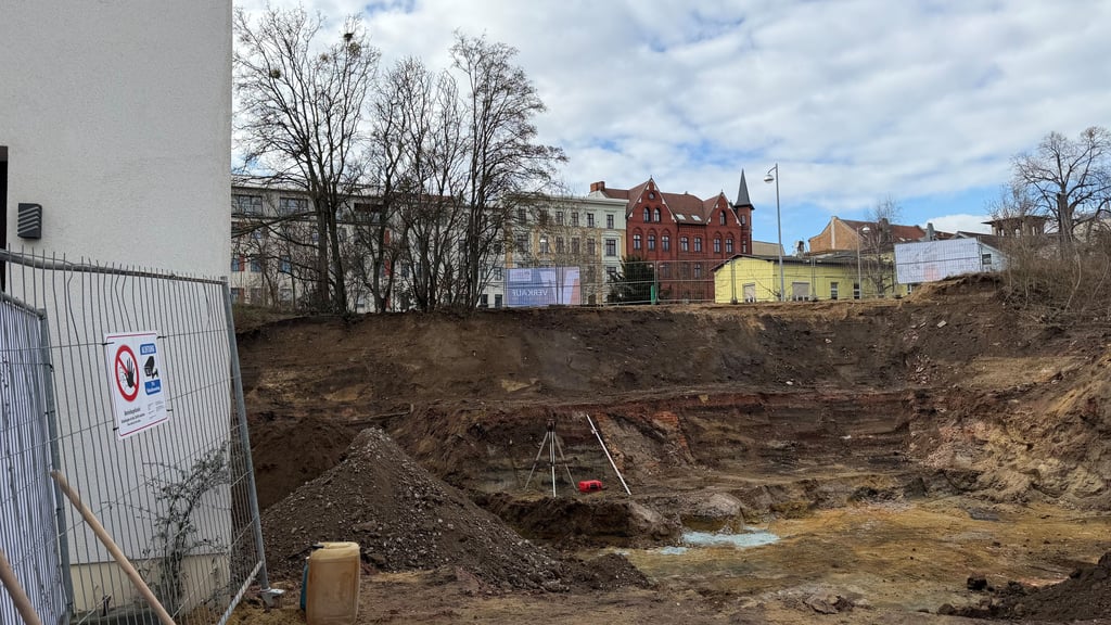 In Magdeburg entstehen neue Wohnungen mit Blick auf die Elbe. Noch ist nur eine Baugrube zu sehen. 
