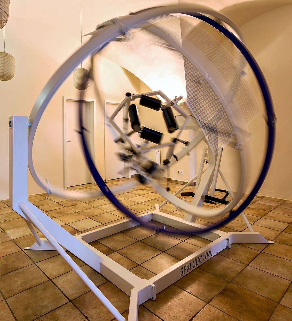 Wer seine Runden im  „Space Curl“ dreht, vollführt dabei ein ordentliches Ganzkörpertraining. 