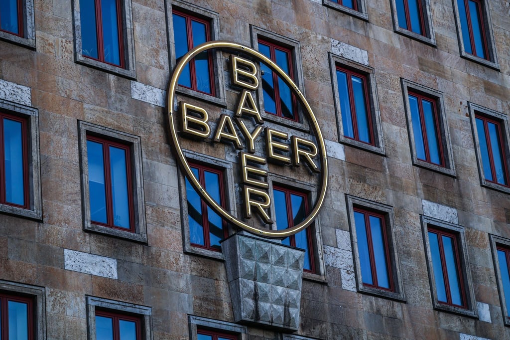 Das Bayerlogo an einem Verwaltungsgebäude in Leverkusen.