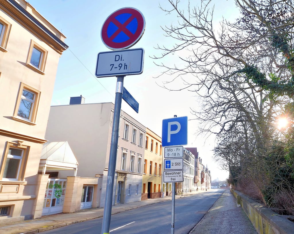 In der Theaterstraße in Köthen gilt jeden Dienstag ein zweistündiges Halteverbot. Ein Anwohner bekam ein Verwarngeld, obwohl die Kehrmaschine kurz zuvor die Straße passiert hatte – und nennt das unverhältnismäßig.