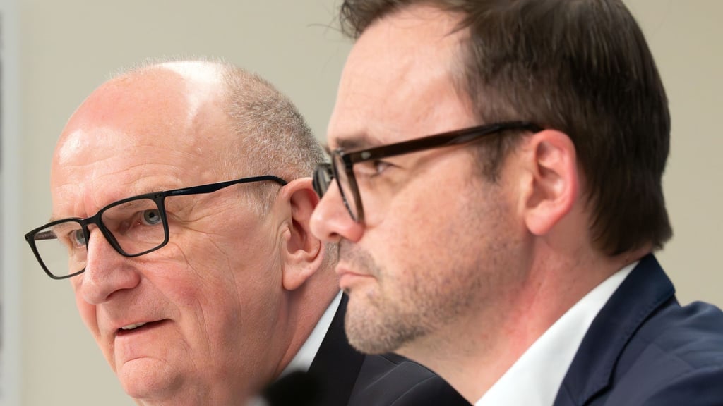 Brandenburgs CDU-Landeschef Jan Redmann stellt mit Ministerpräsident Dietmar Woidke den Koalitionsvertrag von SPD und CDU vor.