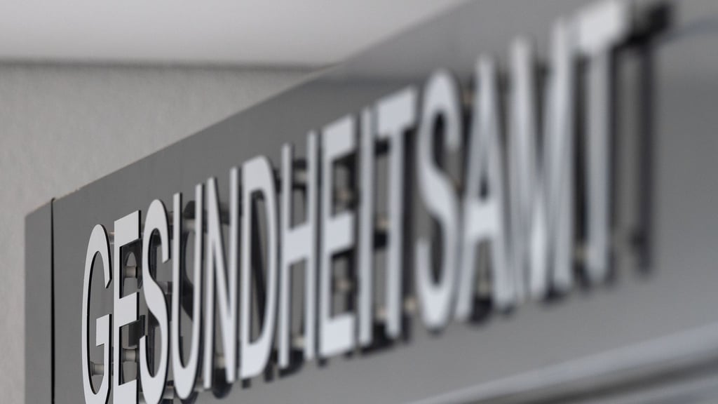 Das Gesundheitsamt untersucht, welche Kinder engen Kontakt zu dem Kita-Mitarbeiter hatten. (Symbolbild)