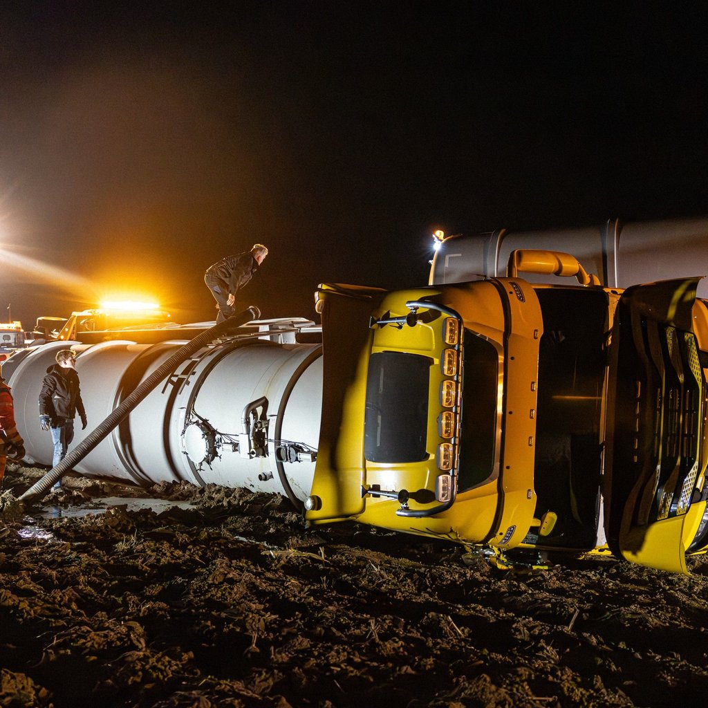 Im Landkreis Wittenberg ist ein Güllefahrzeug umgekippt.