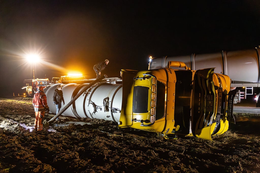Im Landkreis Wittenberg ist ein Güllefahrzeug umgekippt.