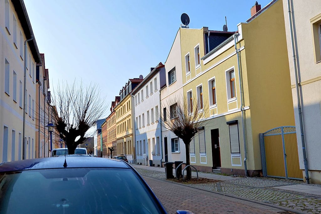 Auch in der Langen Straße in Staßfurt gab es am Mittwochmorgen eine Polizeiaktion.