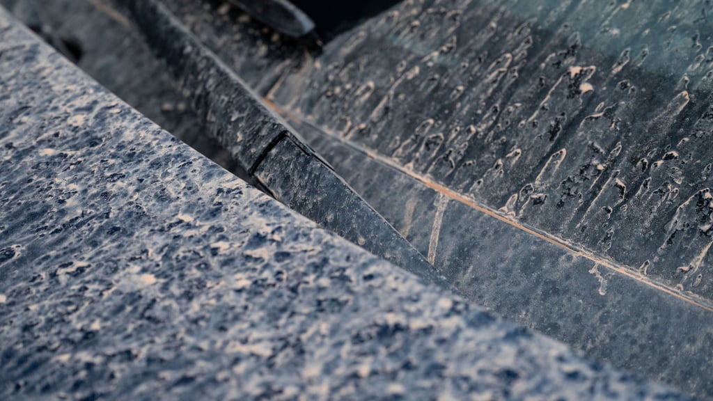 Sahara-Staub legt sich als feiner Film auf Autos ab und kann bei falscher Reinigung Kratzer verursachen.