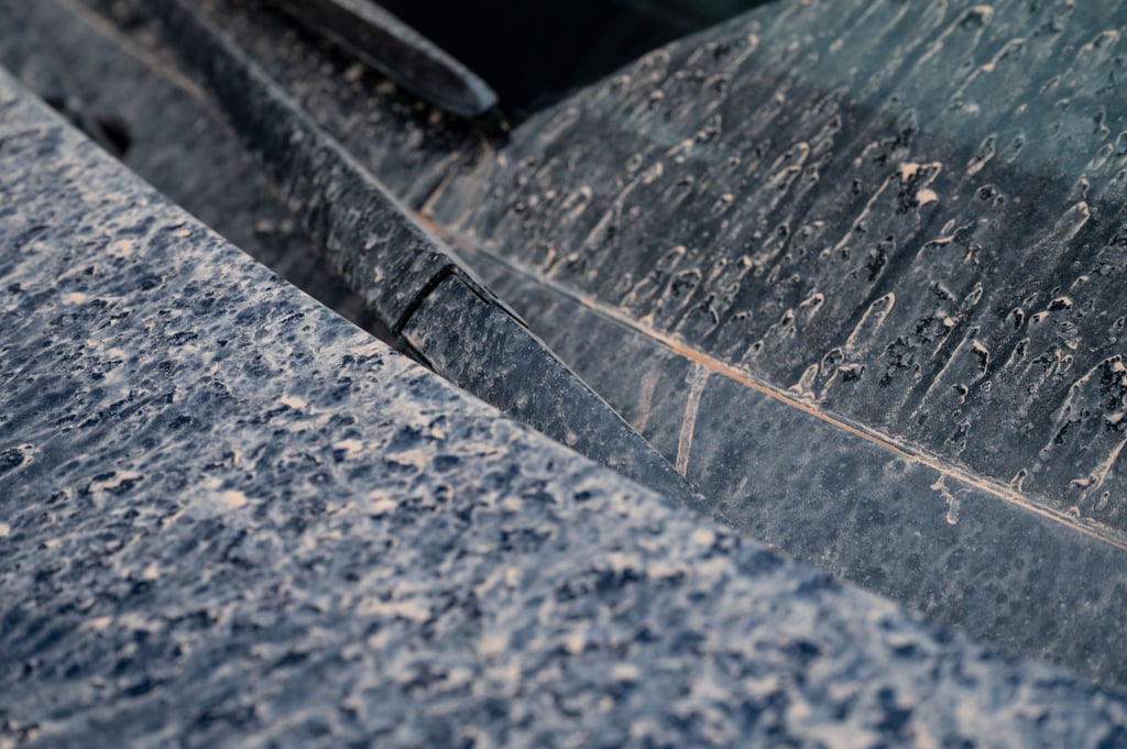 Sahara-Staub legt sich als feiner Film auf Autos ab und kann bei falscher Reinigung Kratzer verursachen.