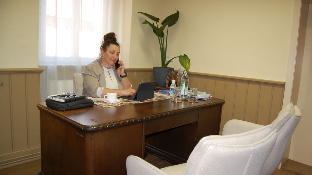 Großgörschens Ortsbürgermeisterin Nadine Klopp (Bürgerliste) am Schreibtisch in ihrem neuen Bürgerbüro