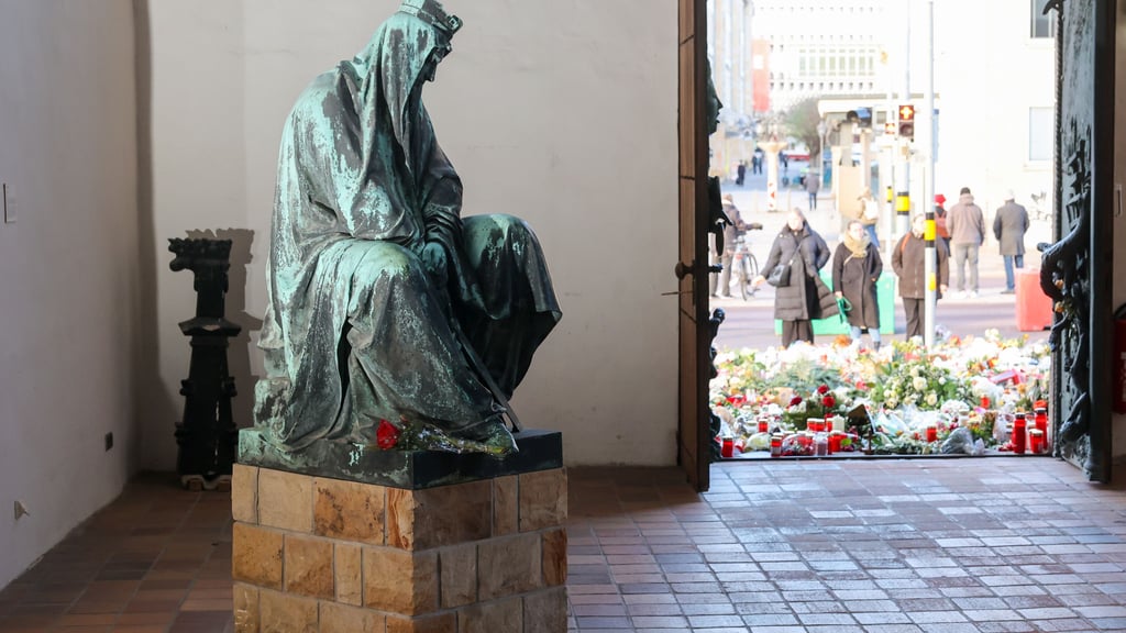 Die „Trauernde Magdeburg“, eine Bronzeskulptur, steht im Westportal der Johanniskirche. 