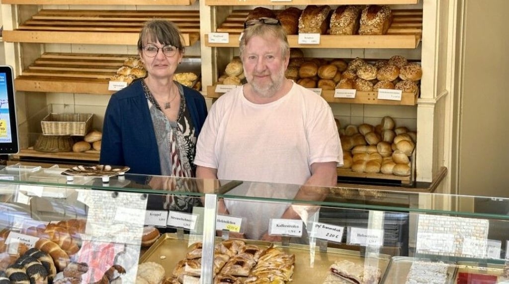 Bäckermeister Jürgen Weidner und Verkäuferin Vivian Wöckner halten die Bäckerei in Reideburg mit einem Gesellen aufrecht.