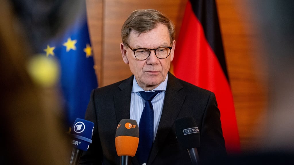 Außenminister Johann Wadephul (CDU) äußert sich am Rande eines Besuches in der polnischen Hauptstadt Warschau auch über die Rückholflüge für gestrandete deutsche Touristen in der Nahost-Region.