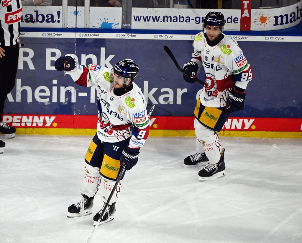 Ty Ronning (l.) erzielte das frühe 1:0 der Eisbären Berlin beim Auswärtssieg in Dresden.